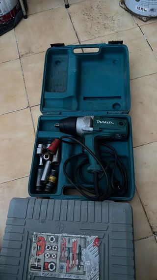 Pistola de impacto Makita con maletín