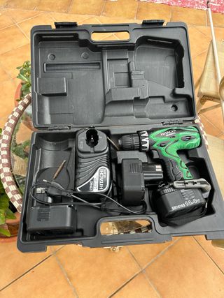 Taladro Hitachi con maletín y accesorios