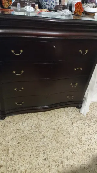 Cómoda de madera oscura con espejo