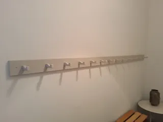 Percheros madera gris