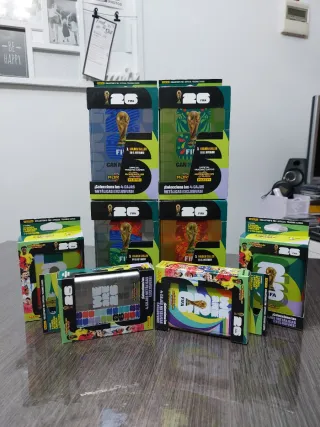 8 Scatole di latta con cromos + regalo Mondiale 2026