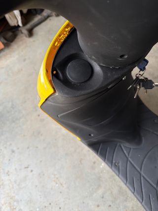 Piaggio Zip 2T Scooter Amarillo