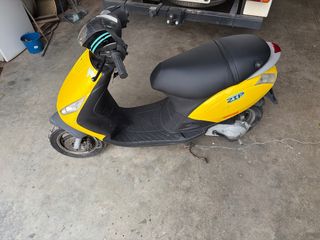 Piaggio Zip 2T Scooter Amarillo