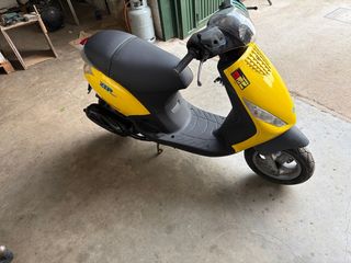Piaggio Zip 2T Scooter Amarillo