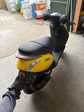Piaggio Zip 2T Scooter Amarillo