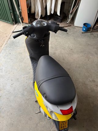 Piaggio Zip 2T Scooter Amarillo