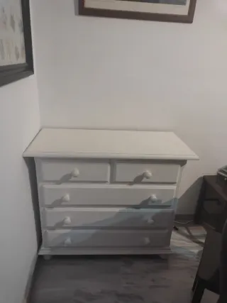 Cómoda de madera blanca