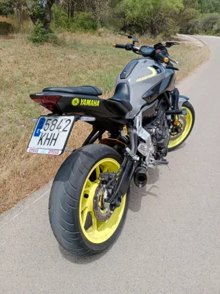 Yamaha MT-07 Gris/Amarillo