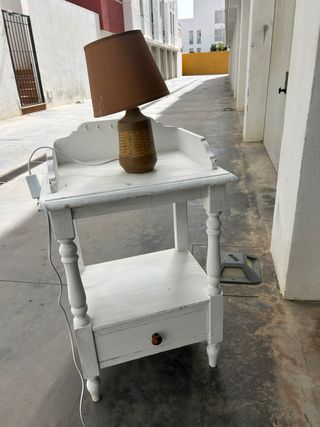 Mesa de noche con lámpara