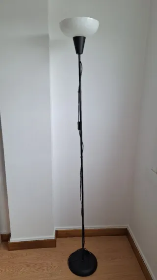 Lámpara de pie Ikea negra y blanca