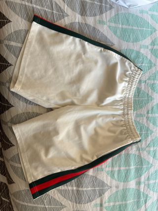 Pantalón corto blanco con rayas laterales