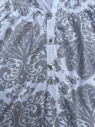 Blusa manga corta gris y blanca Talla M