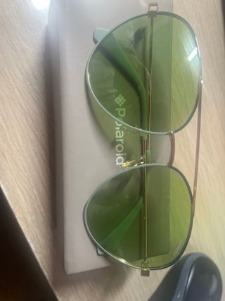 Gafas de sol Polaroid doradas y verdes