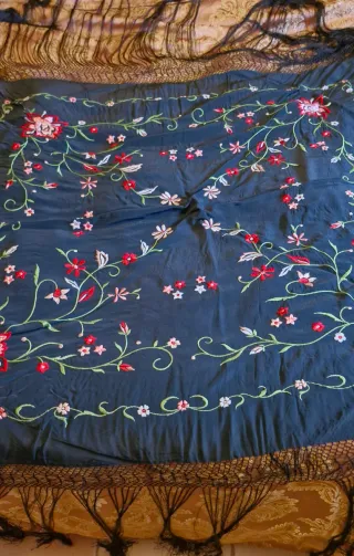 Manton de Manila bordado negro y rojo
