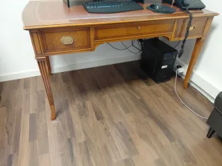 2 escritorios clásicos madera y piel 125e cada una