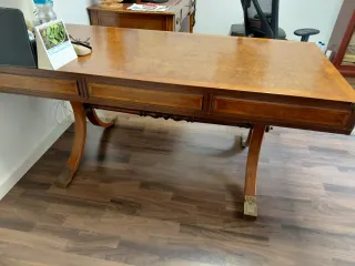 2 escritorios clásicos madera y piel 125e cada una