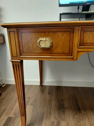 2 escritorios clásicos madera y piel 125e cada una
