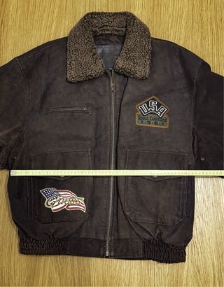 Chaqueta Guess Bomber Marrón con Parches