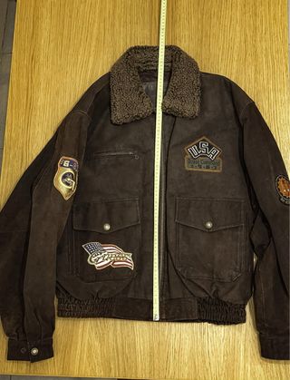 Chaqueta Guess Bomber Marrón con Parches