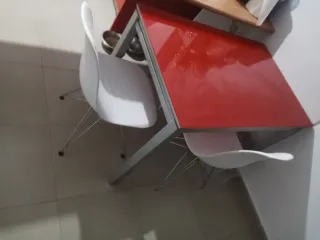 Muebles de cocina rojos y blancos