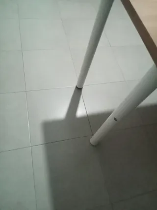 Muebles de cocina rojos y blancos