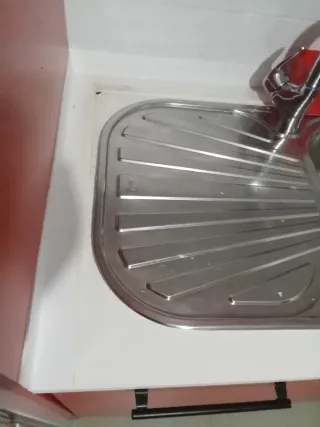 Muebles de cocina rojos y blancos