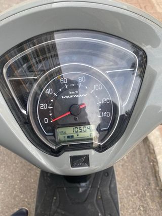 Honda Vision Gris 10.500 km con Baúl