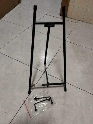Caballete negro para exhibición
