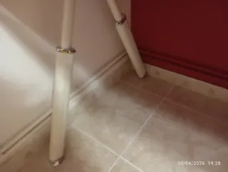 Mesa de escritorio roja y blanca