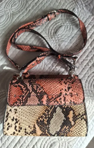 Bolso de mano efecto piel serpiente