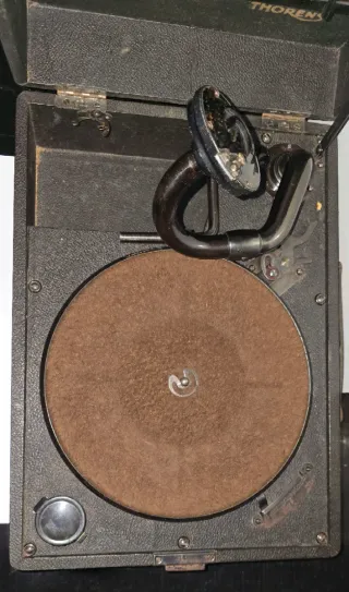 Gramófono portatil Vintage de la marca Thorens.