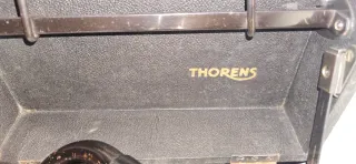 Gramófono portatil Vintage de la marca Thorens.