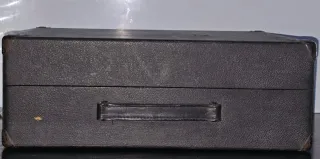 Gramófono portatil Vintage de la marca Thorens.