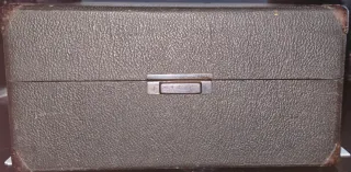 Gramófono portatil Vintage de la marca Thorens.