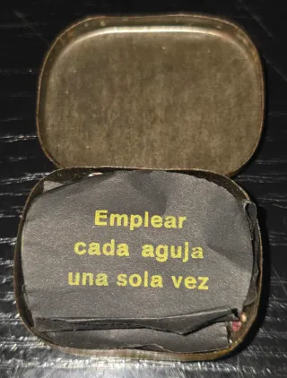 Gramófono portatil Vintage de la marca Thorens.