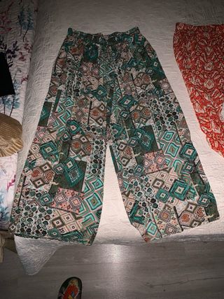 Conjunto dorado brillante y pantalones hippies..