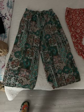 Conjunto dorado brillante y pantalones hippies..