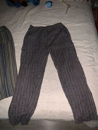 Conjunto dorado brillante y pantalones hippies..