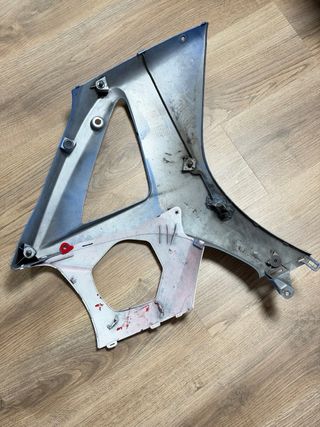 Carenagem lateral esquerda Suzuki GSXR 1000 K7 K8