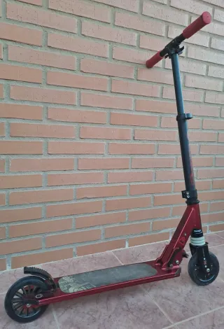 Patinete infantil rojo y negro marca Oxelo