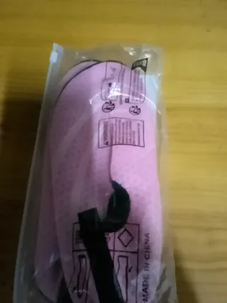 Escarpines negros y rosas