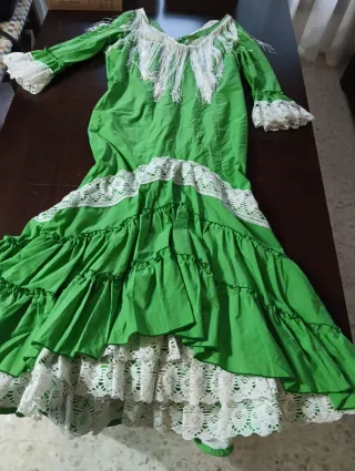Traje de flamenca verde con encaje blanco