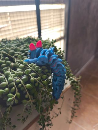 Figura dragón antiestrés articulado