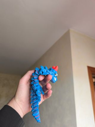 Figura dragón antiestrés articulado