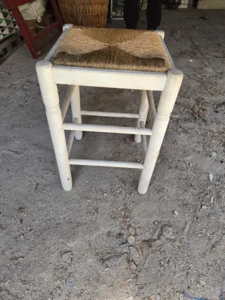 Taburete de madera y yute
