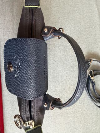 Bolso de mano gris y negro