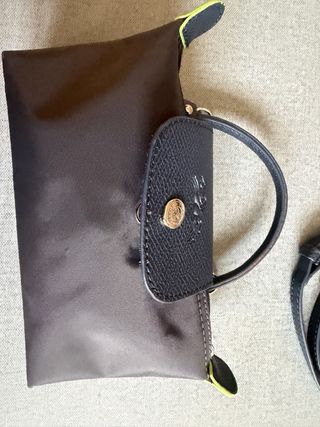 Bolso de mano gris y negro