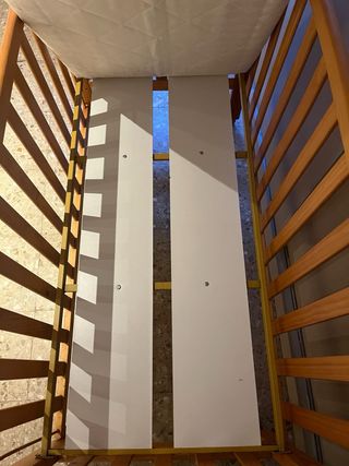 Cuna de madera con 2 colchones + REGALO