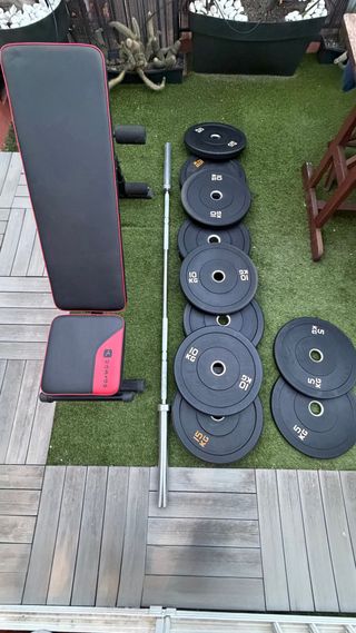 Banco, barra y discos gimnasio.