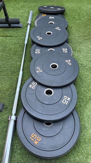 Banco, barra y discos gimnasio.